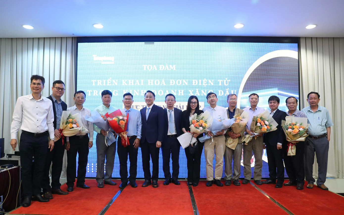 Ban tổ chức tặng hoa tới đại diện các đại biểu, khách mời tham dự tọa đàm.