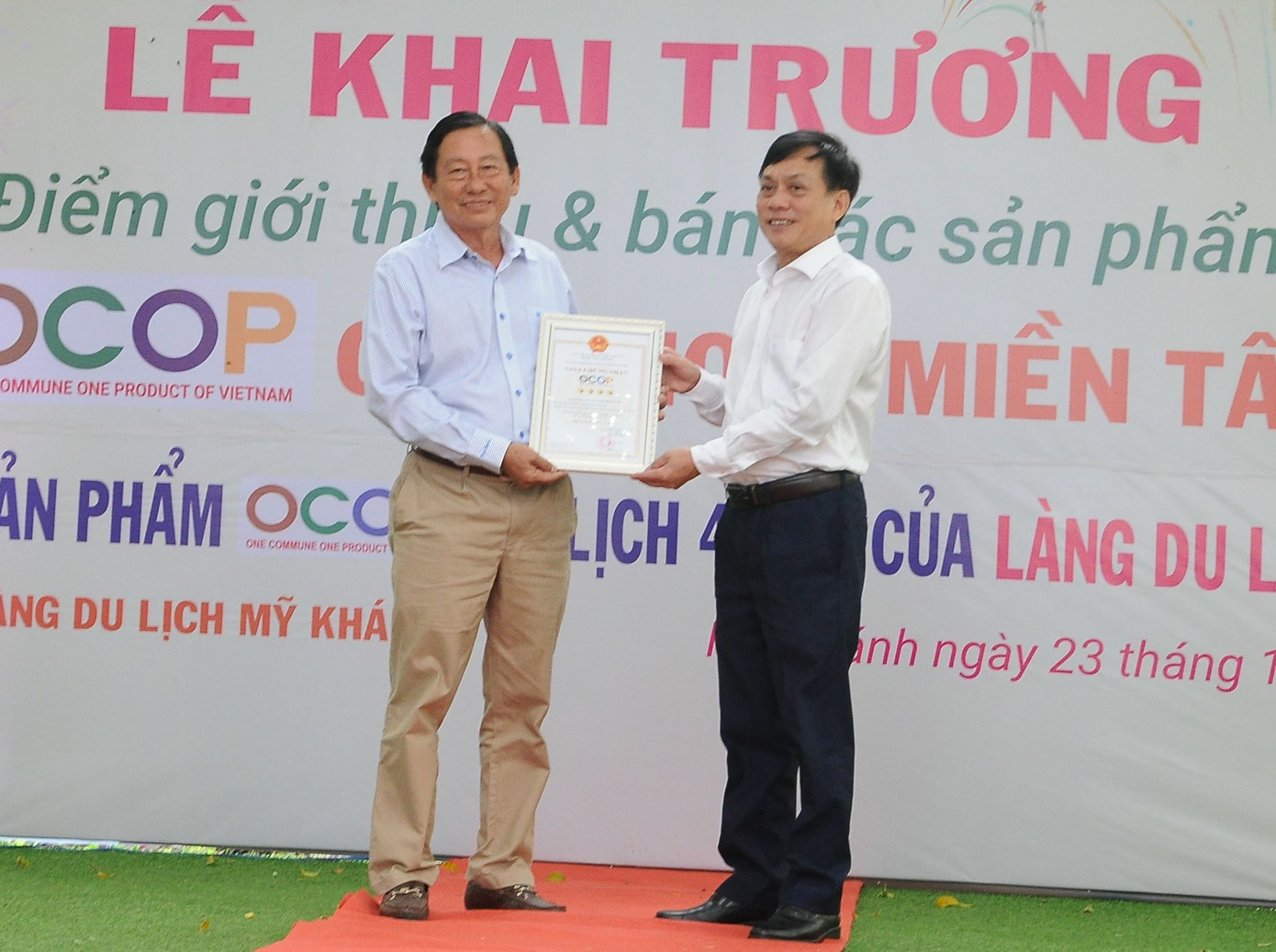 Phó Chủ tịch UBND thành phố Cần Thơ Nguyễn Ngọc Hè (phải) trao chứng nhận sản phẩm du lịch OCOP 4 sao đầu tiên ở ĐBSCL cho đại diện Làng du lịch Mỹ Khánh. Ảnh: CK. Phó Chủ tịch UBND thành phố Cần Thơ Nguyễn Ngọc Hè (phải) trao chứng nhận sản phẩm du lịch OCOP 4 sao đầu tiên ở ĐBSCL cho đại diện Làng du lịch Mỹ Khánh. Ảnh: CK.