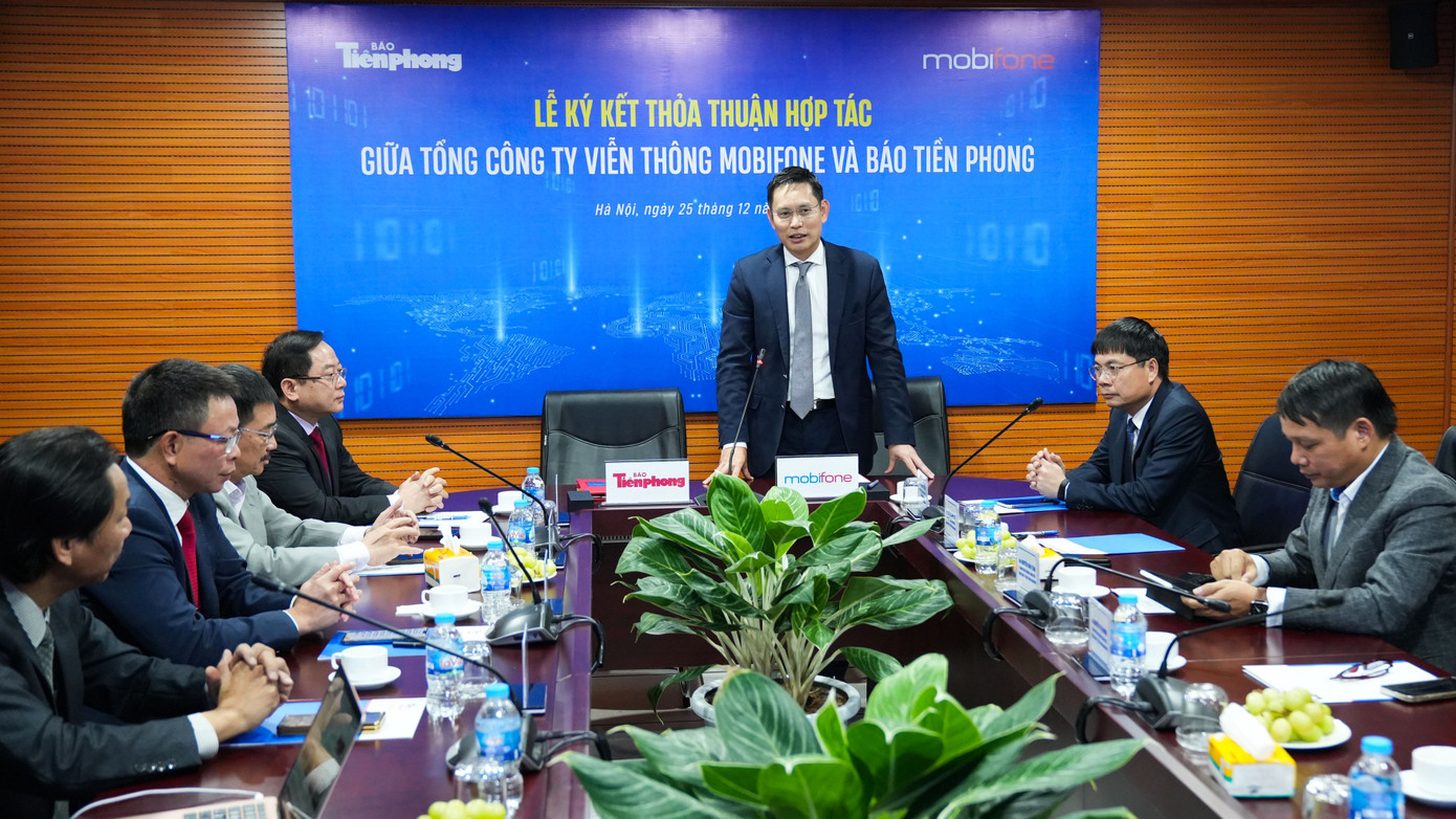 Ông Nguyễn Hồng Hiển - Chủ tịch HĐTV MobiFone - trao đổi tại lễ ký kết. Ảnh: Duy Phạm.