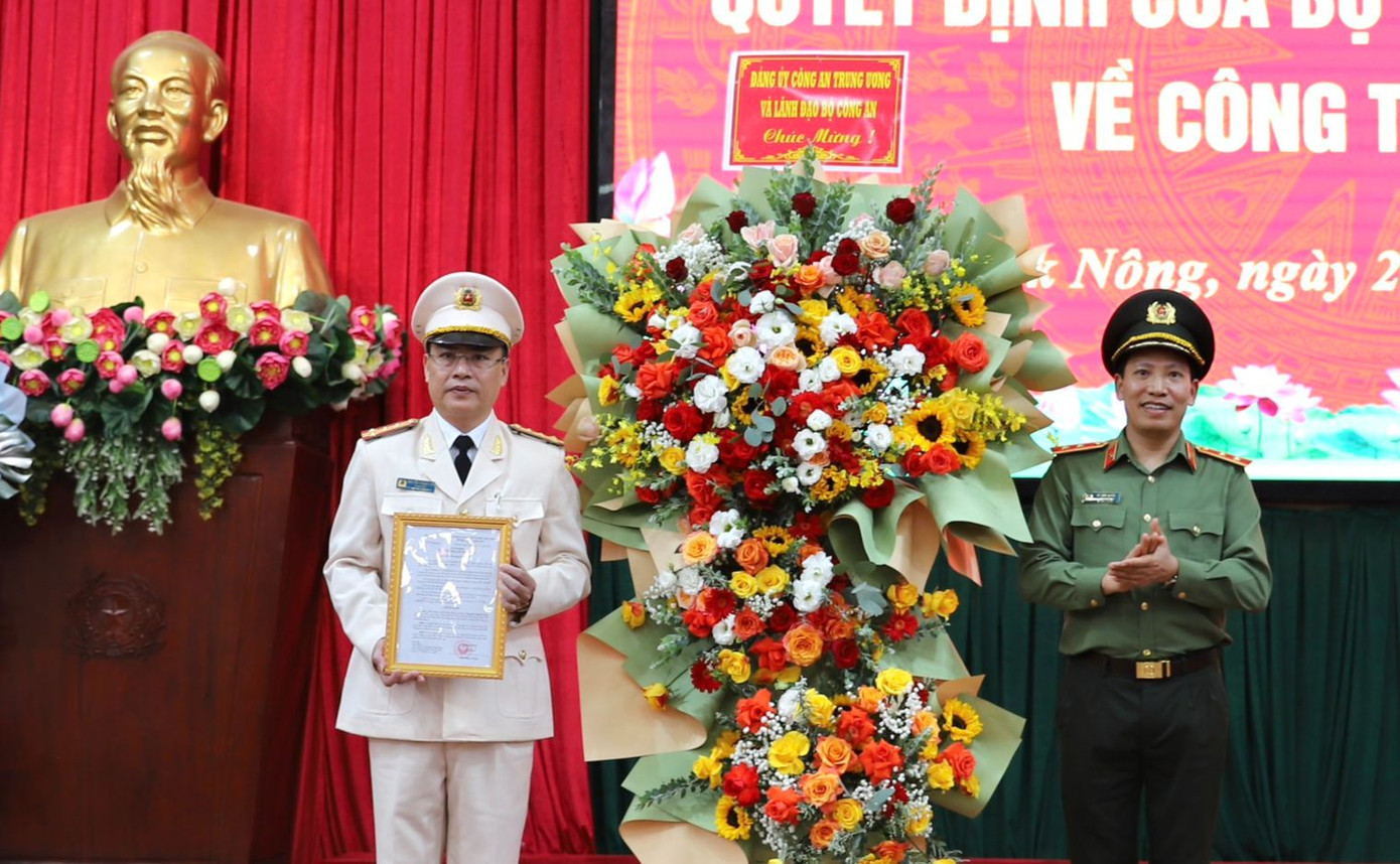 Thứ trưởng Bộ Công an Lê Văn Tuyến trao quyết định cho Đại tá Nguyễn Thanh Liêm - tân Giám đốc Công an tỉnh Đắk Nông.