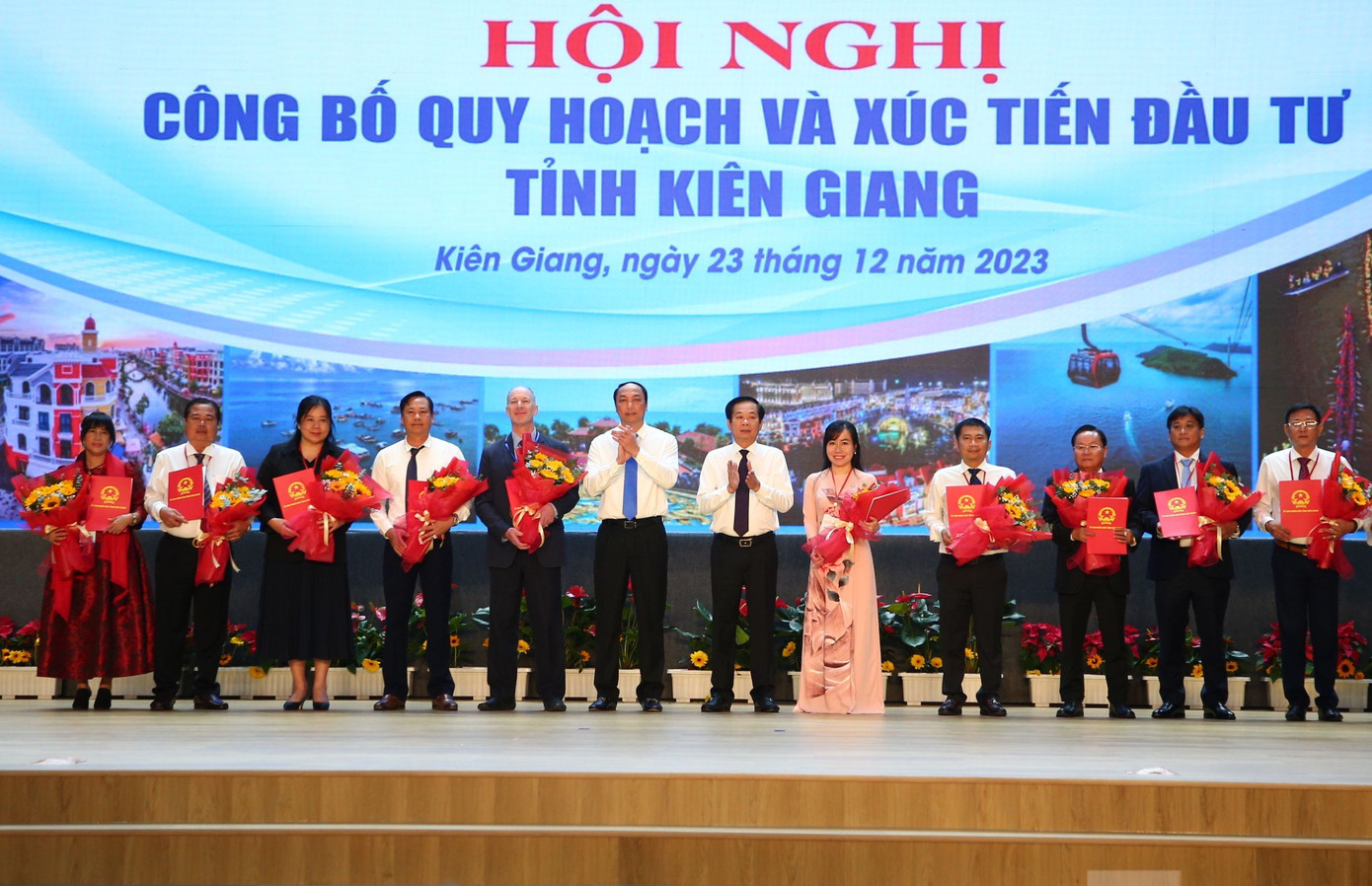 Lãnh đạo tỉnh Kiên Giang trao quyết định chủ trương đầu tư cho các nhà đầu tư tại hội nghị. Ảnh: Nhật Huy.