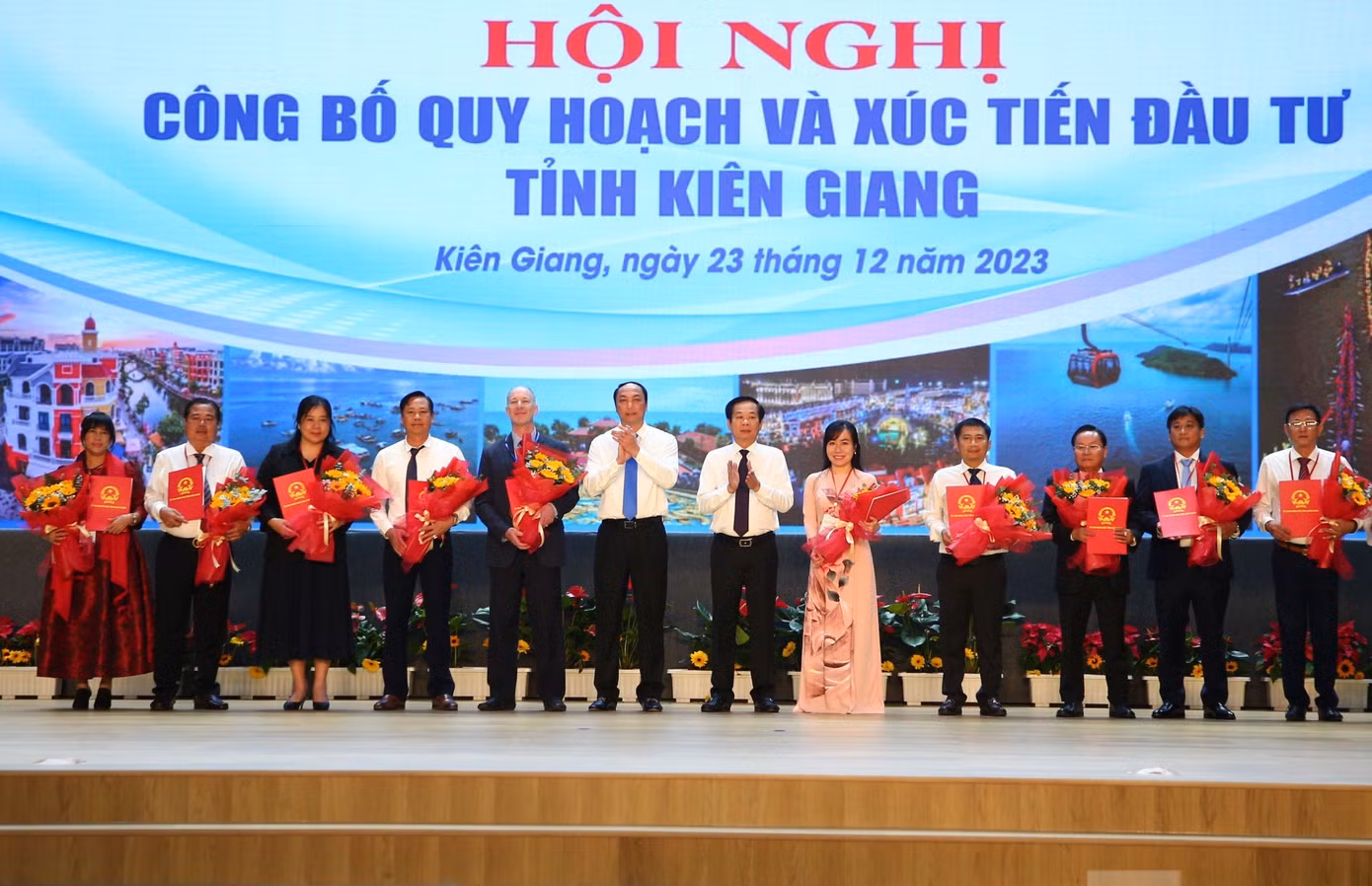Lãnh đạo tỉnh Kiên Giang trao quyết định chủ trương đầu tư cho các nhà đầu tư tại hội nghị. Ảnh: Nhật Huy.