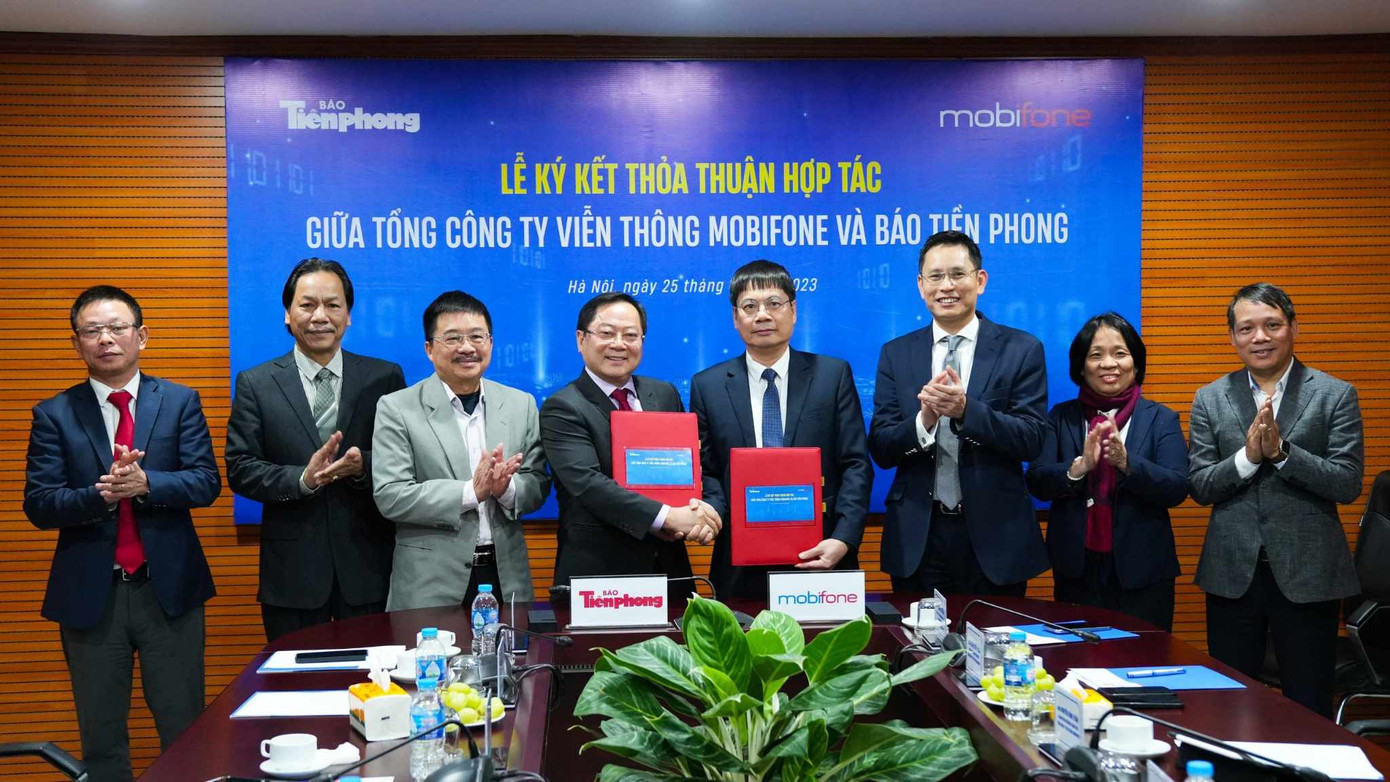 Ban Biên tập Báo Tiền Phong và lãnh đạo cấp cao MobiFone.