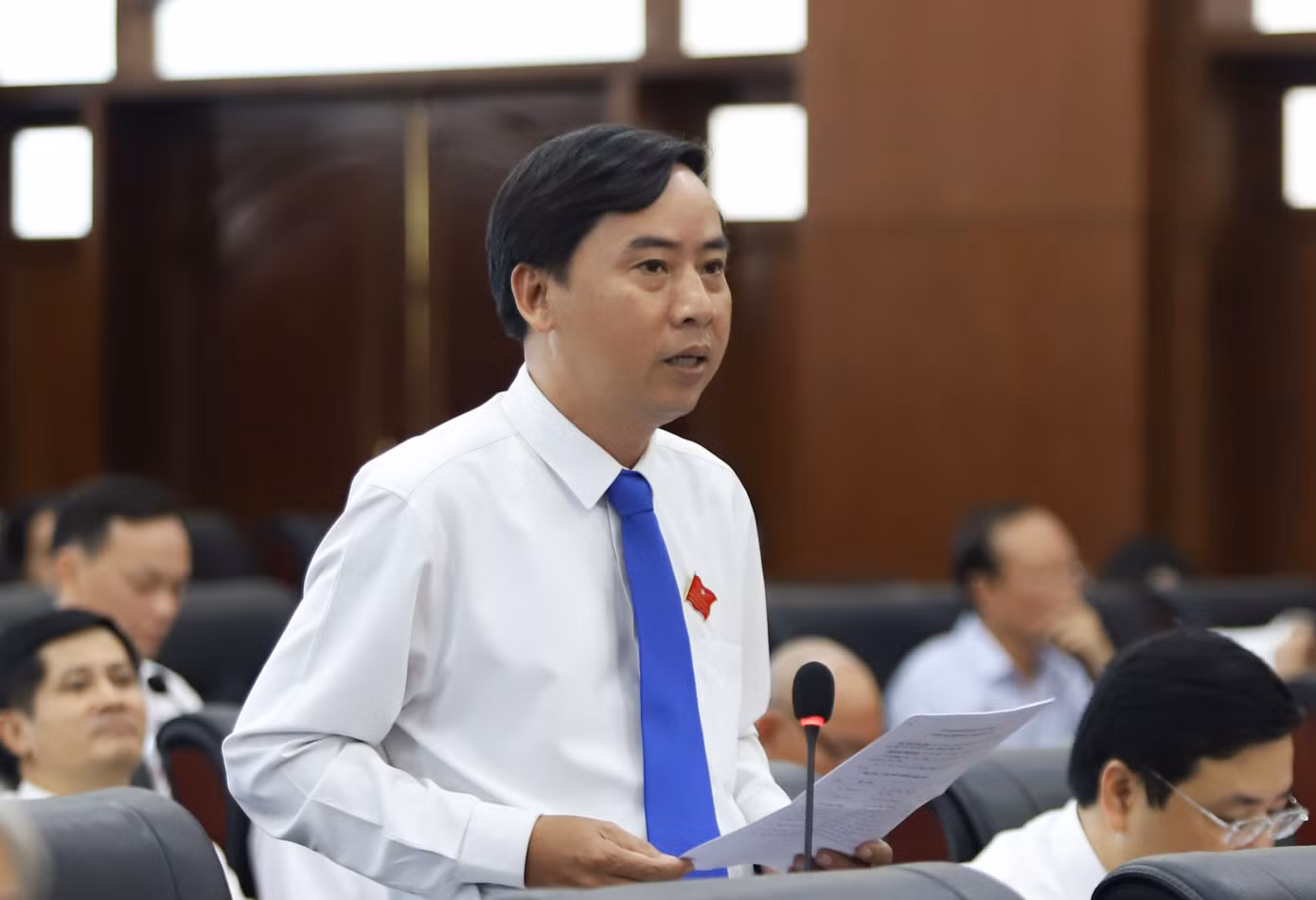Đại biểu Lê Phú Nguyện nêu ý kiến tại kỳ họp.