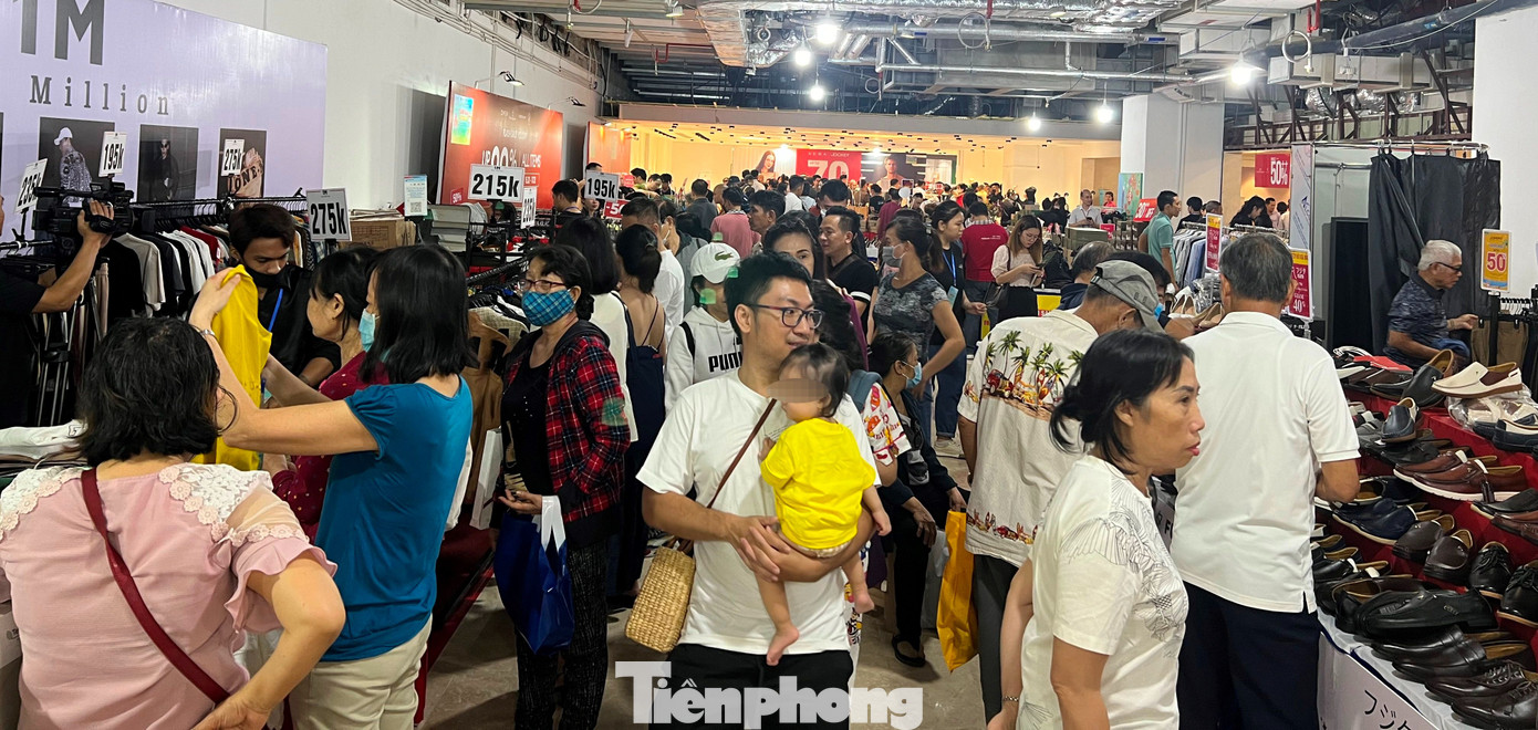 Càng về trưa, lượng khách đổ vào trung tâm mua hàng khuyến mãi càng đông.