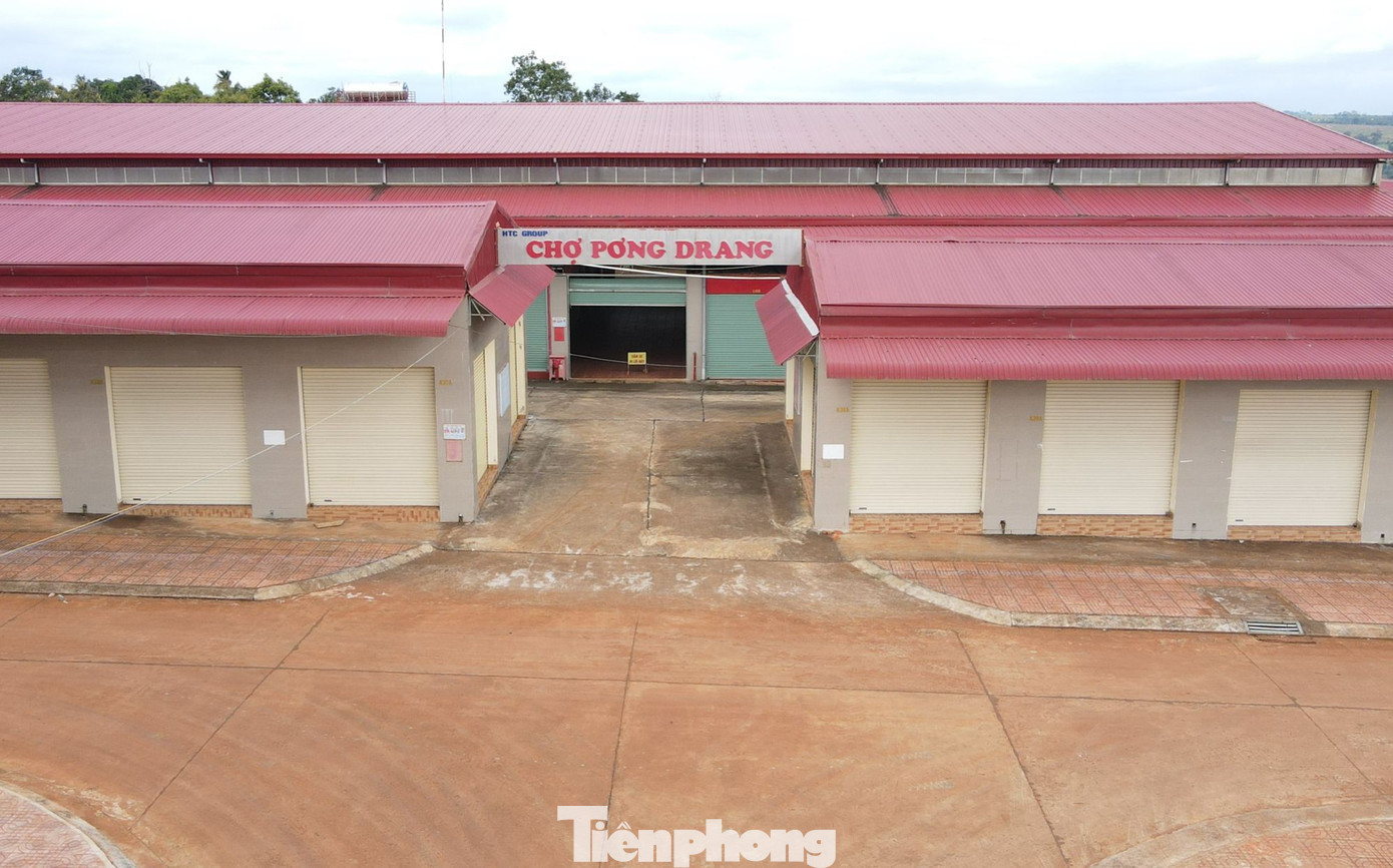 Chợ Pơng Drang được đầu tư hàng chục tỷ đồng nhưng không có tiểu thương đến buôn bán.