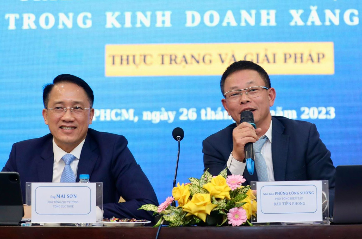 Nhà báo Phùng Công Sưởng trao đổi với các doanh nghiệp.