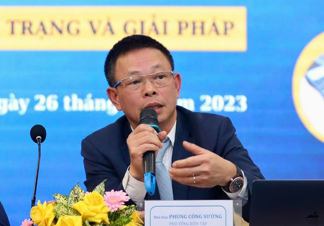 Nhà báo Phùng Công Sưởng đặt câu hỏi với các doanh nghiệp phát hành hóa đơn.