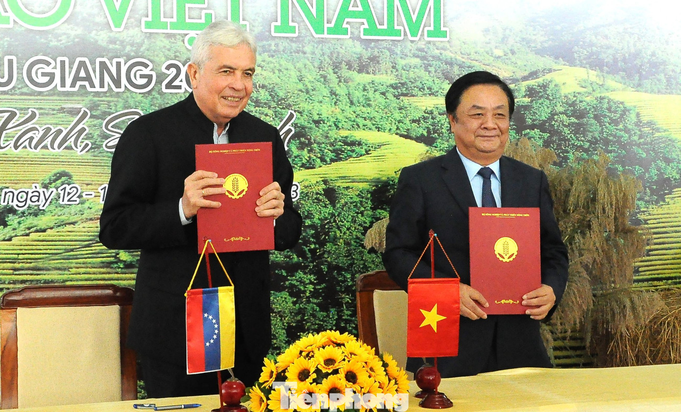 Bộ trưởng Nông nghiệp hai nước Việt Nam và Venezuela ký kết biên bản ghi nhớ về hợp tác phát triển sản xuất nông nghiệp. Bộ trưởng Nông nghiệp hai nước Việt Nam và Venezuela ký kết biên bản ghi nhớ về hợp tác phát triển sản xuất nông nghiệp.