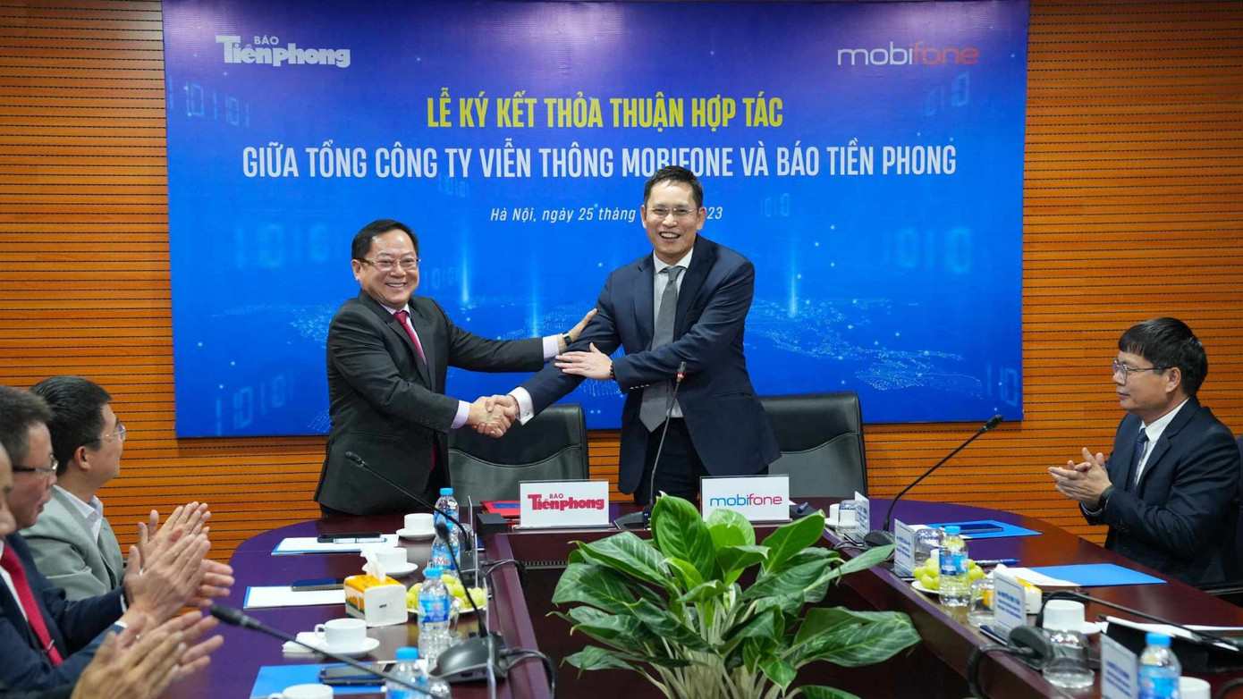 Lãnh đạo 2 đơn vị bày tỏ tình cảm nồng ấm, sự hợp tác chân thành, tin cậy. Ảnh: Duy Phạm.