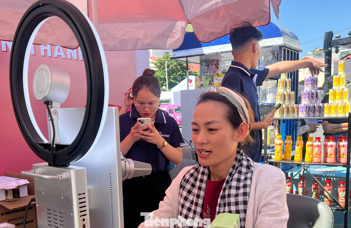 Nhiều sản phẩm được giới thiệu bằng cách phát trực tiếp ngay trước chợ.