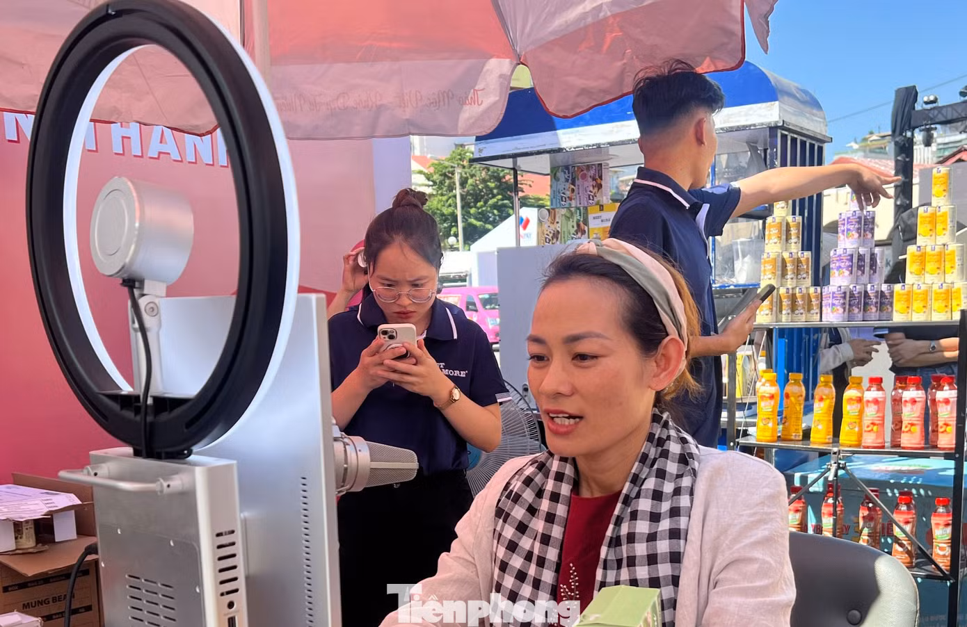 Nhiều sản phẩm được giới thiệu bằng cách phát trực tiếp ngay trước chợ. Nhiều sản phẩm được giới thiệu bằng cách phát trực tiếp ngay trước chợ.