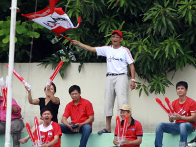 CĐV mặc áo trắng cầm cờ vẫy được xác định là người đã đánh trọng tài Võ Minh Trí . Ảnh: Nguyên Khôi CĐV mặc áo trắng cầm cờ vẫy được xác định là người đã đánh trọng tài Võ Minh Trí