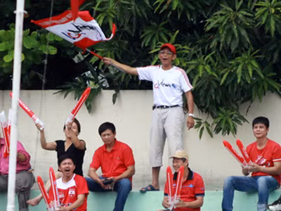 CĐV mặc áo trắng cầm cờ vẫy được xác định là người đã đánh trọng tài Võ Minh Trí 