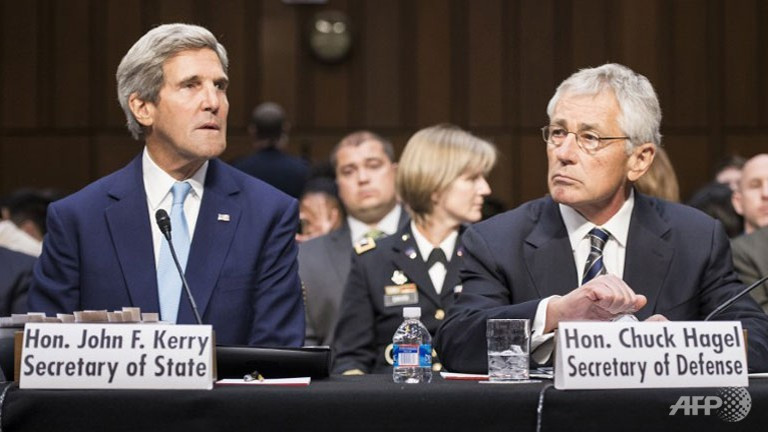 Bộ trưởng Bộ ngoại giao John Kerry và Bộ trưởng Bộ quốc phòng Chuck Hagel trong phiên điều trần tìm kiếm sự ủng hộ của quốc hội