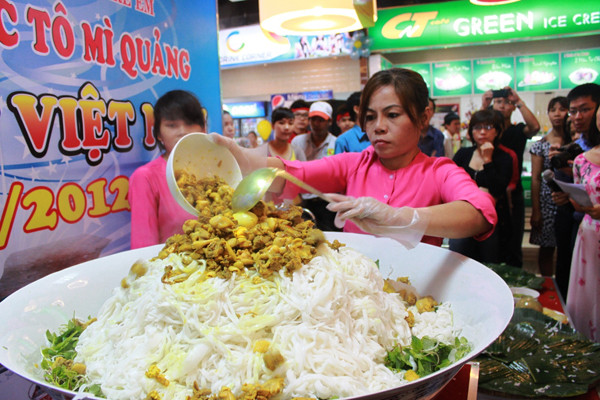 Tiếp đến cho thịt gà rim và nước chan