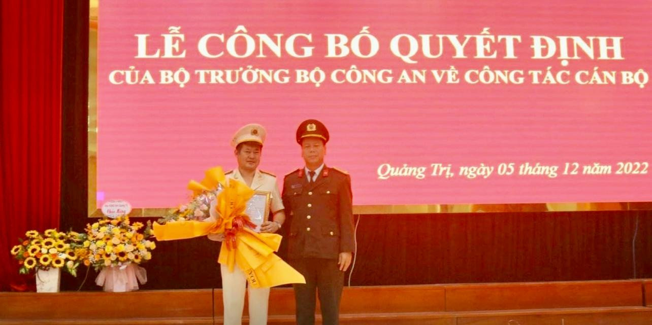 Thừa ủy quyền của Bộ trưởng Bộ Công an, Giám đốc Công an tỉnh Quảng Trị, Đại tá Nguyễn Văn Thanh (phải) trao quyết định bổ nhiệm Phó Giám Công an tỉnh cho Thượng tá Lê Phi Hùng.