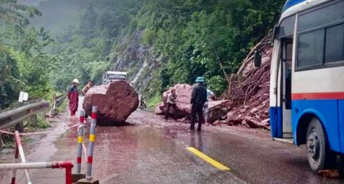 Sạt lở đường Hồ Chí Minh nhánh Đông tại Km283 Đakrông, Quảng Trị.