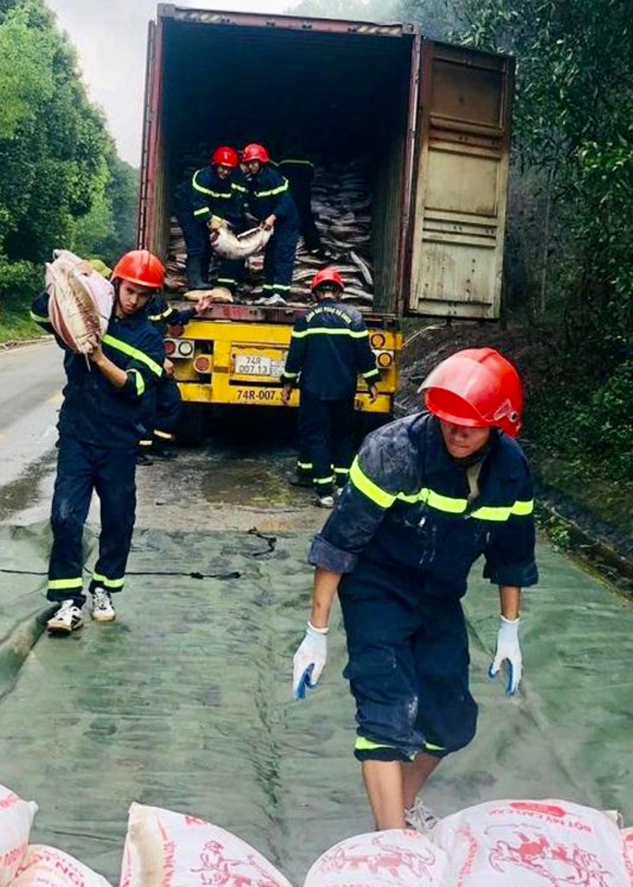 Thùng container bên trong chứa dầu ăn và bột mỳ. Ảnh: CA Thùng container bên trong chứa dầu ăn và bột mỳ. Ảnh: CA