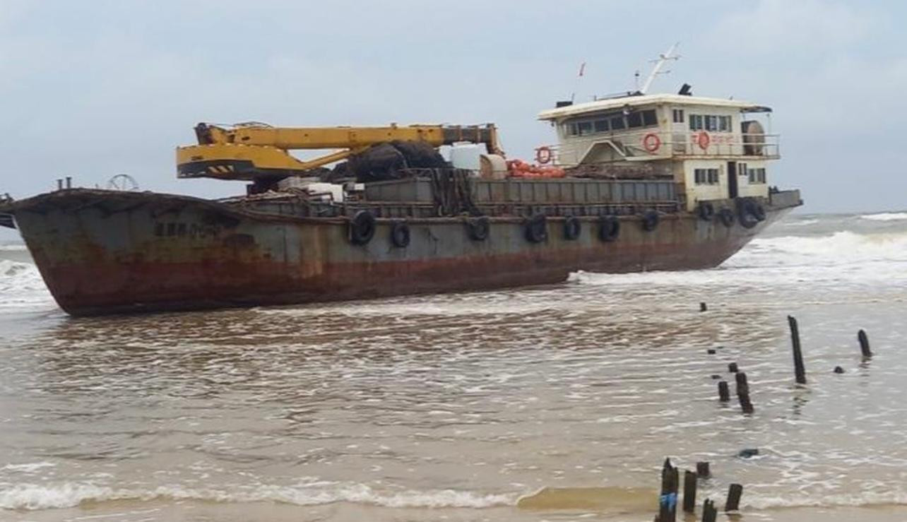 Con tàu trôi dạt vào vùng biển huyện Triệu Phong, tỉnh Quảng Trị. Con tàu trôi dạt vào vùng biển huyện Triệu Phong, tỉnh Quảng Trị.