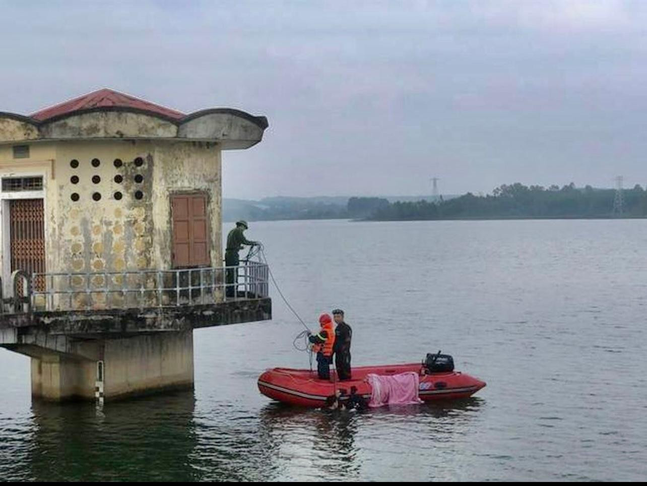 Sau nhiều giờ tìm kiếm, lực lượng chức năng đã tìm thấy thi thể nạn nhân H.T.Q.