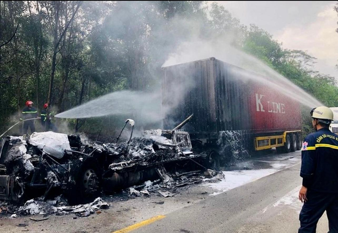 Lực lượng chức năng nỗ lực dập tắt đám cháy. Ảnh: CA Lực lượng chức năng nỗ lực dập tắt đám cháy. Ảnh: CA