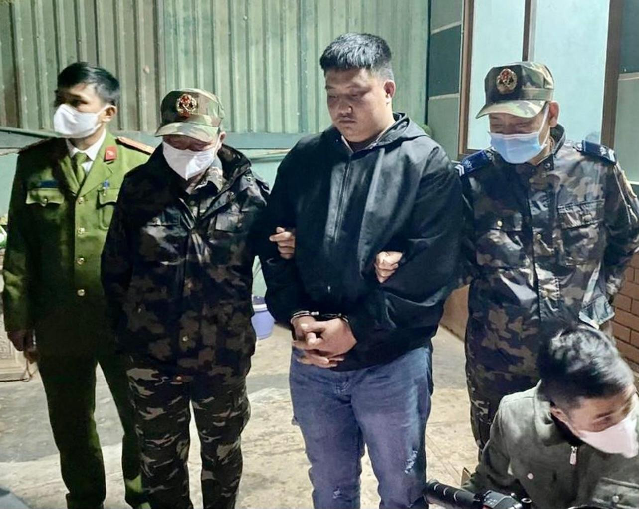 Bắt giữ đối tượng Lê Ngọc Huy ( thứ 3, trái sang) và thu giữ tang vật hơn 54.000 viên ma túy. Bắt giữ đối tượng Lê Ngọc Huy ( thứ 3, trái sang) và thu giữ tang vật hơn 54.000 viên ma túy.