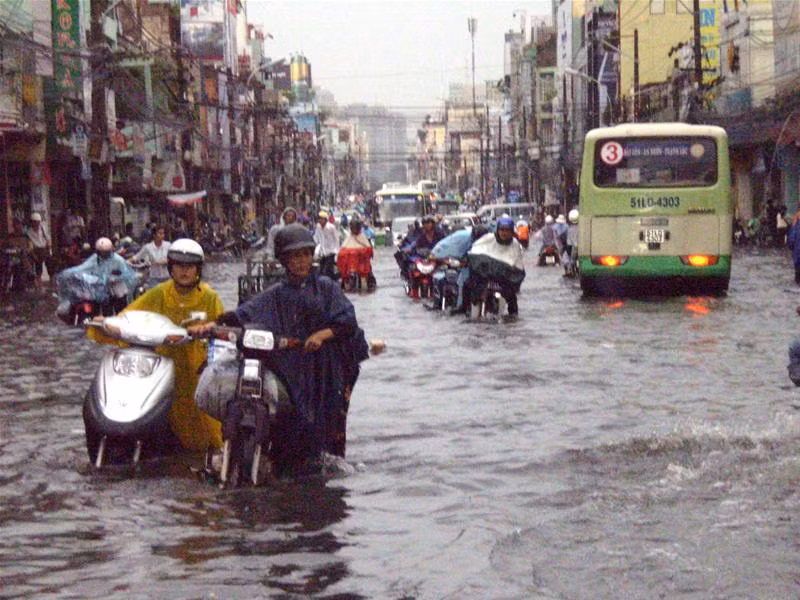 Xe hai bánh bị chết máy nối dài trên đường Phan Đình Phùng (quận Phú Nhuận) do bị ngập sâu hơn nửa mét.