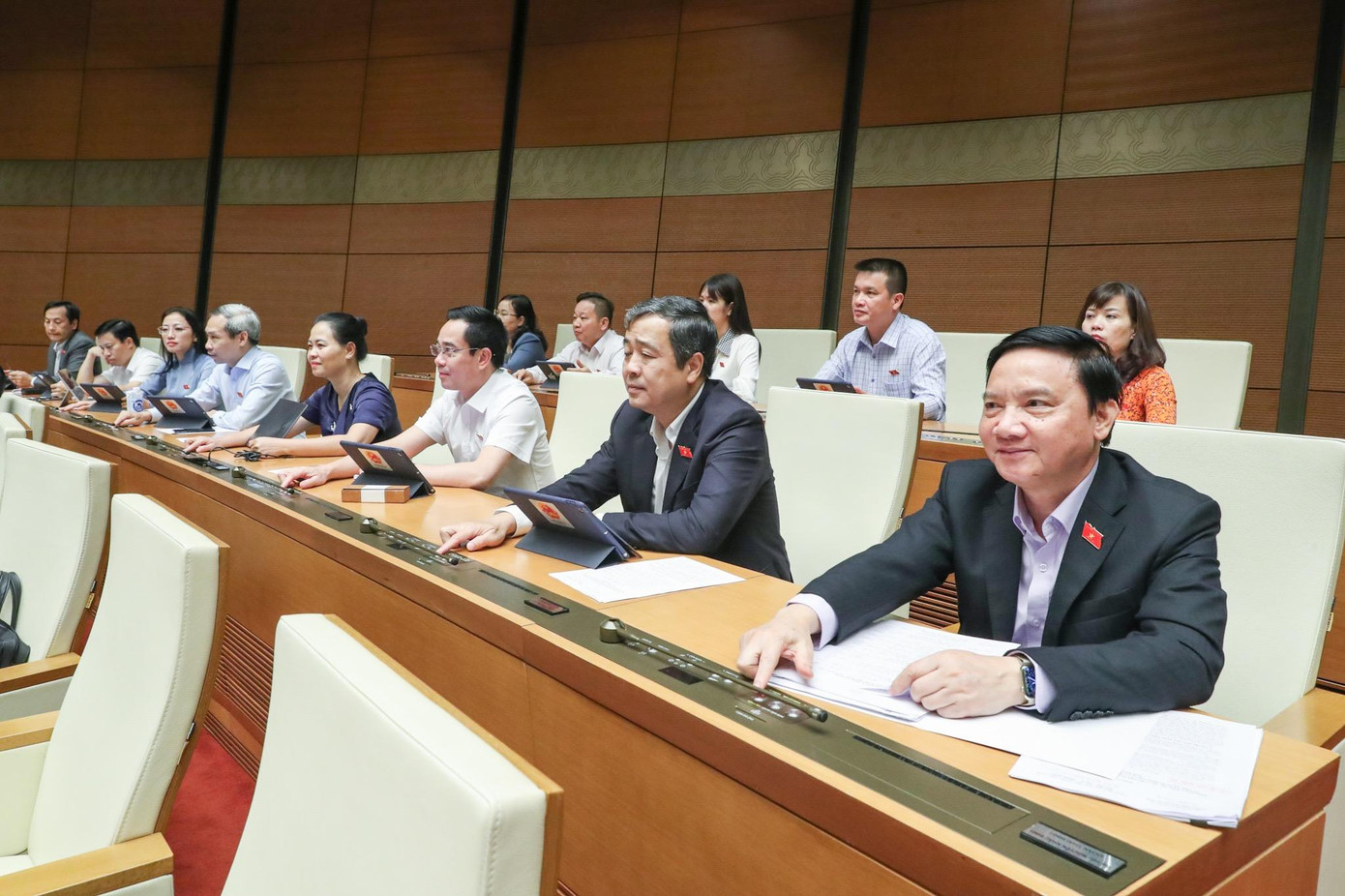 Đại biểu ấn nút biểu quyết thông qua dự án luật. Ảnh: Như Ý