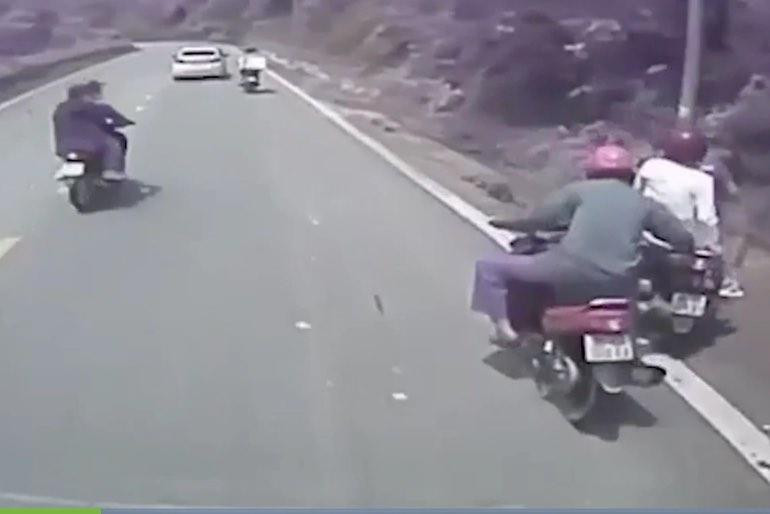 Anh Đinh Văn Chiến dũng cảm kéo xe máy bị mất phanh đang lao vun vút trên đèo Tam Đảo để 3 người ngồi trên xe an toàn (Ảnh cắt từ clip).