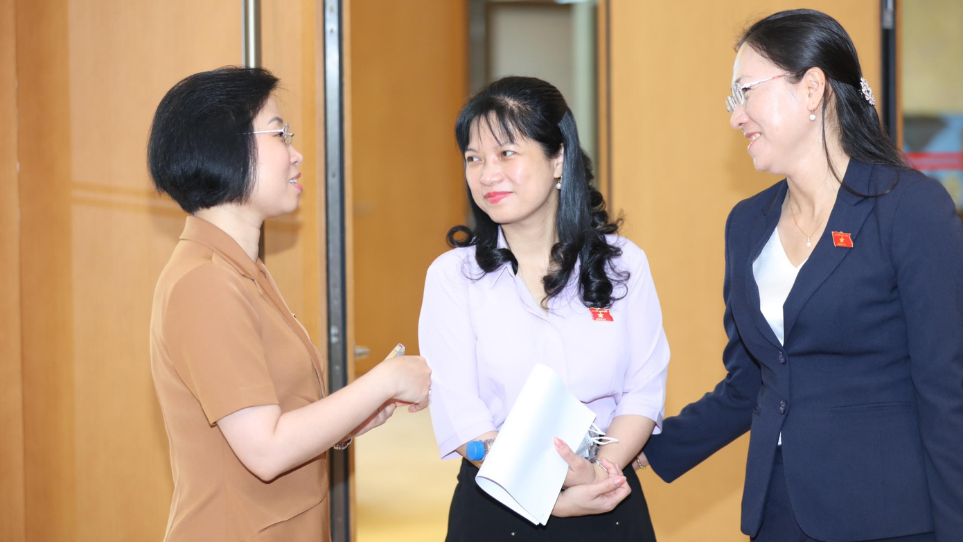 Các đại biểu trao đổi bên lề kỳ họp. (Ảnh: Như Ý) Các đại biểu trao đổi bên lề kỳ họp. (Ảnh: Như Ý)