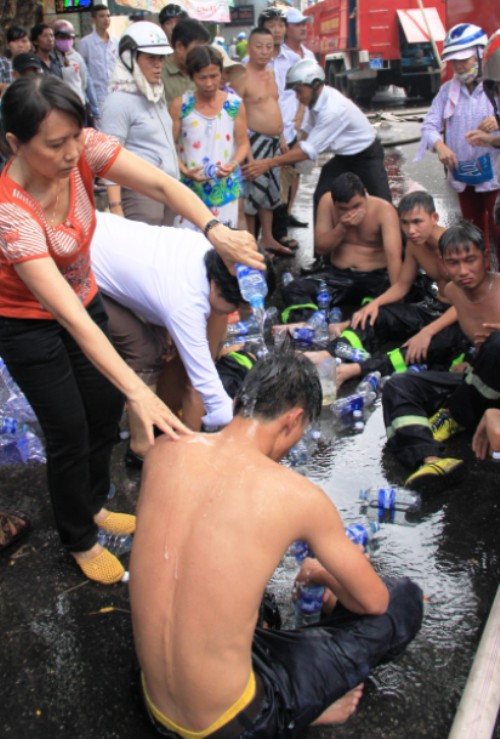 Chữa cháy hóa chất, hơn chục chiến sĩ cảnh sát bị ngạt khí ảnh 10