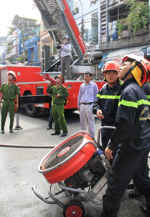 Chữa cháy hóa chất, hơn chục chiến sĩ cảnh sát bị ngạt khí ảnh 8
