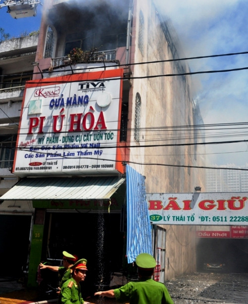 Chữa cháy hóa chất, hơn chục chiến sĩ cảnh sát bị ngạt khí ảnh 2