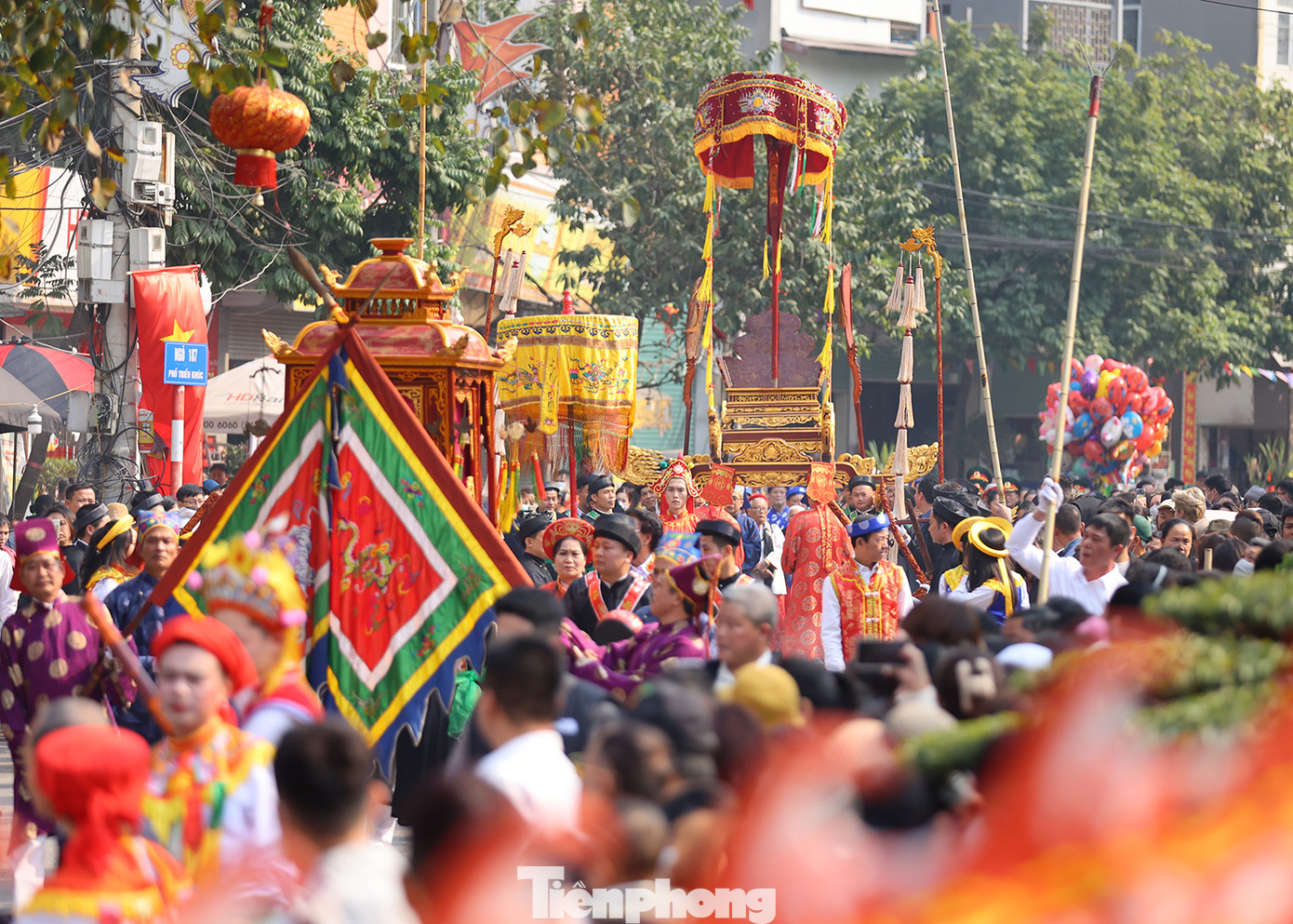 Kiệu rước vua Phùng Hưng từ đình thờ Sắc, đưa ngài về đại đình Triều Khúc.