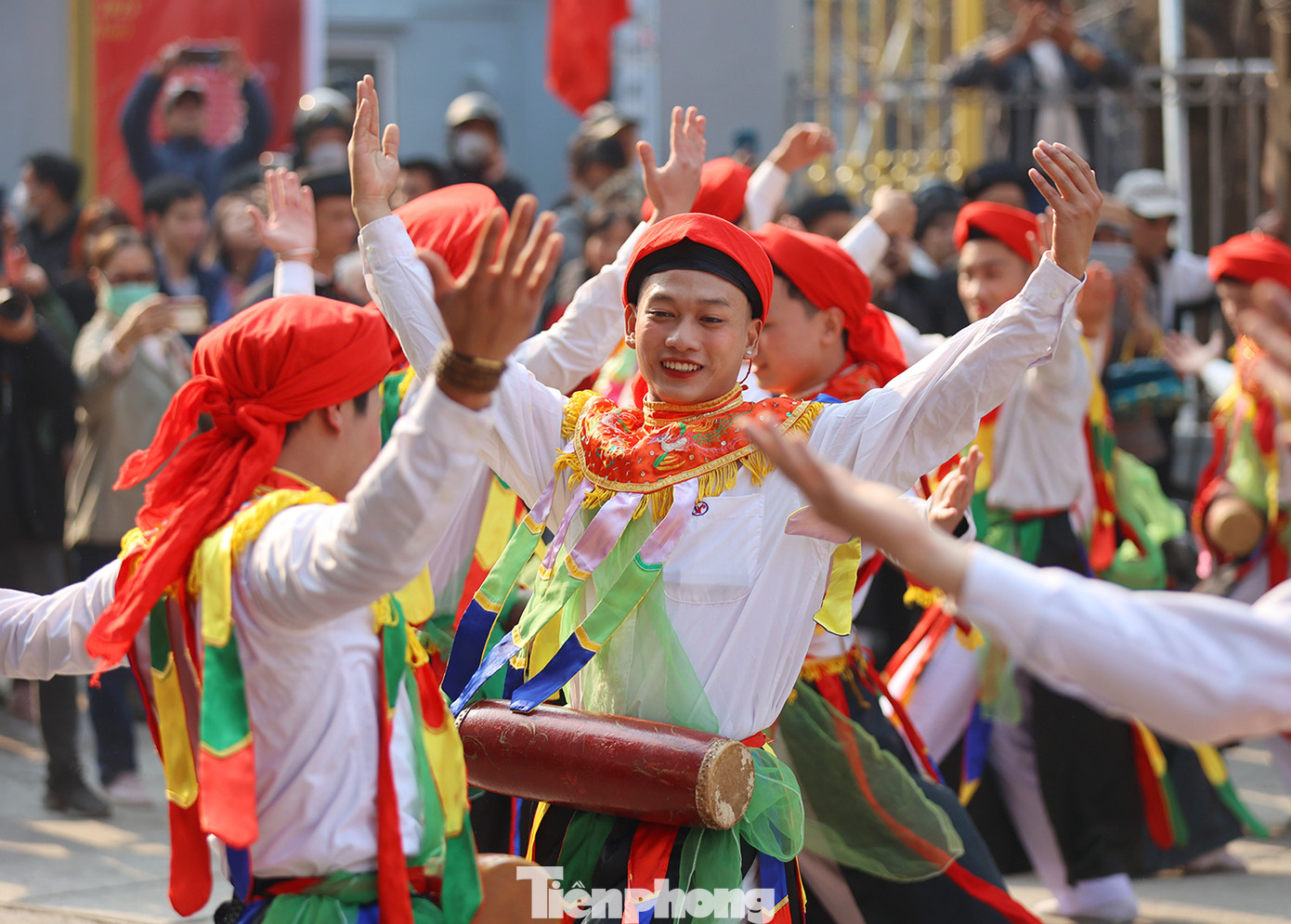 Trai làng Triều Khúc má đỏ, môi hồng, duyên dáng múa điệu "con đĩ đánh bồng", đưa mắt lúng liếng.