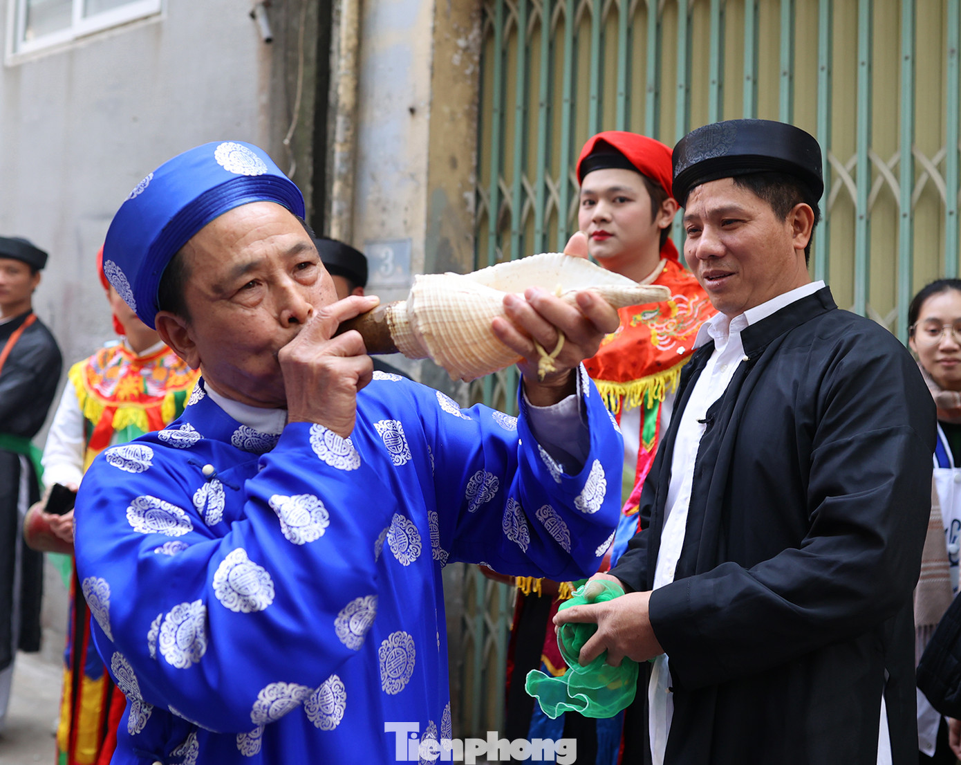 Đúng 14h lễ hội bắt đầu.