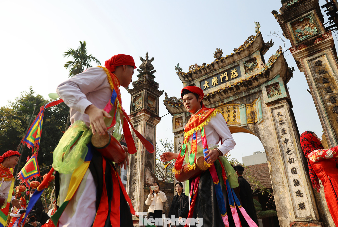 Các chàng trai giả gái mặt hoa da phấn, động tác uyển chuyển, mềm mại, xúng xính trong áo tứ thân, váy đụp, đeo bông tai, chít khăn mỏ quạ và mỗi người đeo một cái trống bồng nhỏ sơn màu đỏ trước ngực.