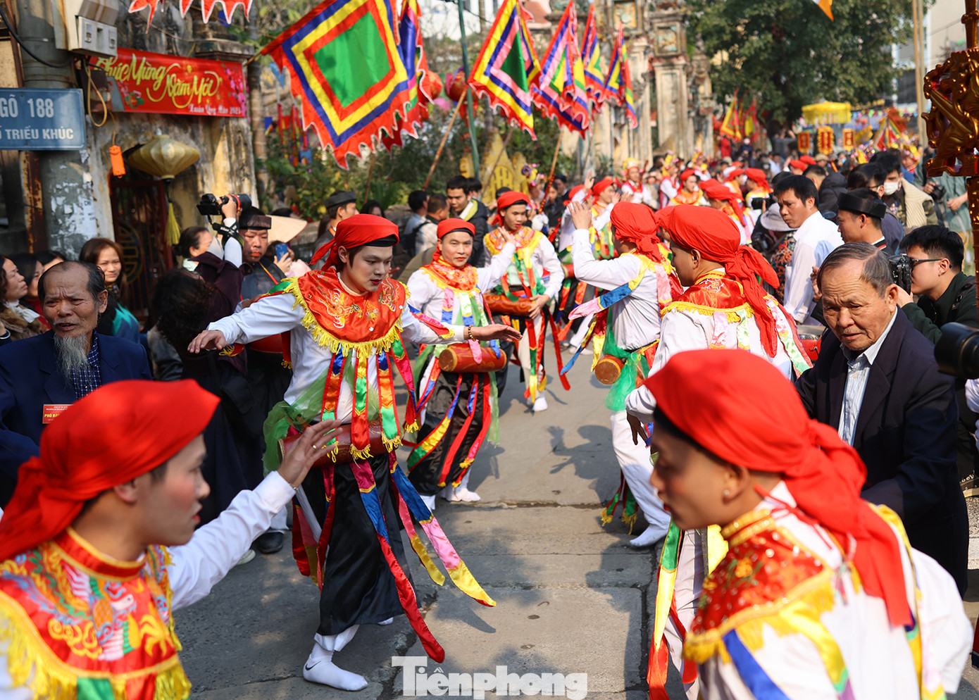 Điệu múa "con đĩ đánh bồng" khiến nhiều người dân thích thú.