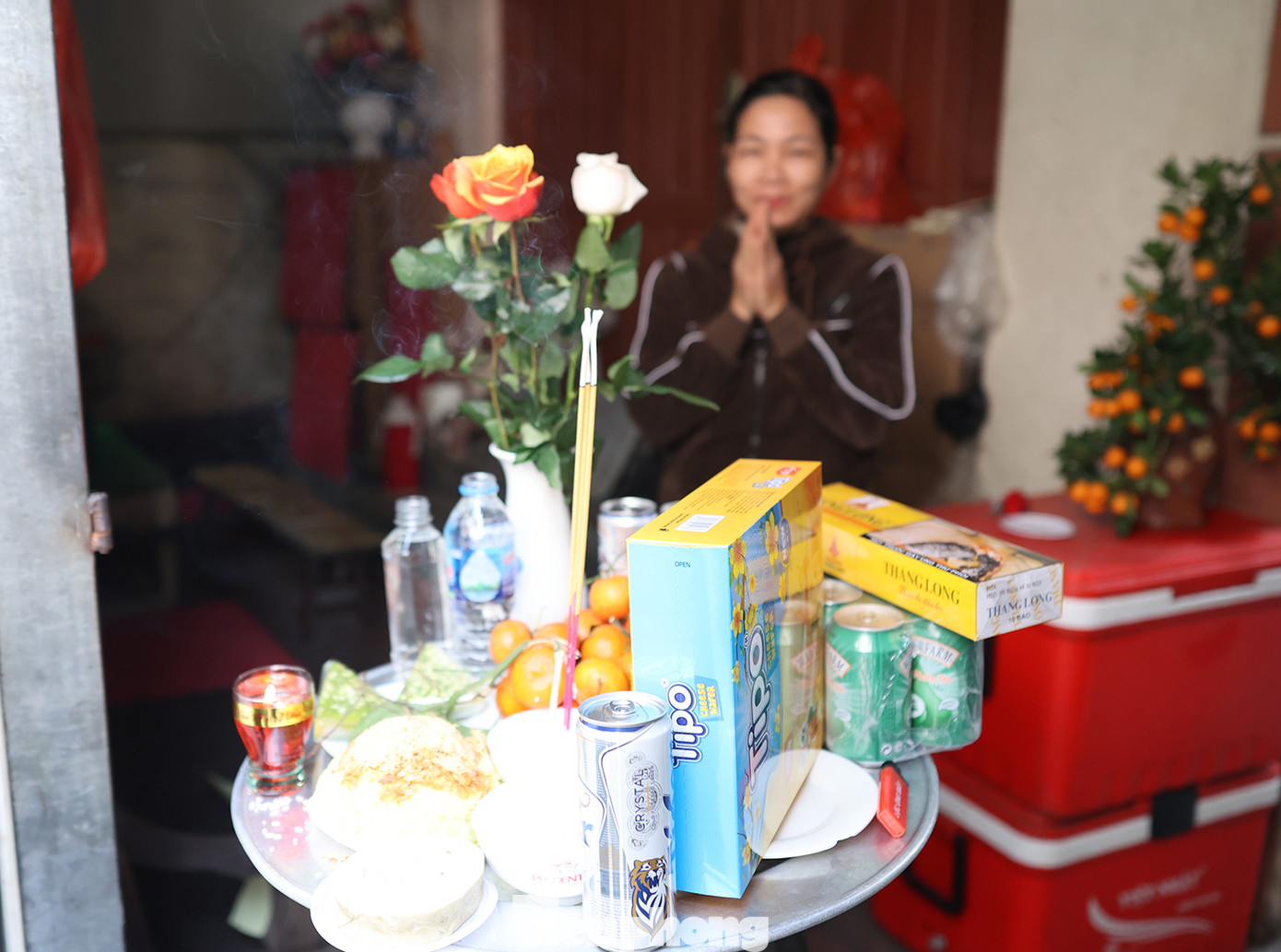 Trên đường rước kiệu, dân làng chuẩn bị mâm lễ hoa quả, nhang thơm trước cửa nhà để tỏ lòng thành kính dâng lên vua Phùng Hưng.