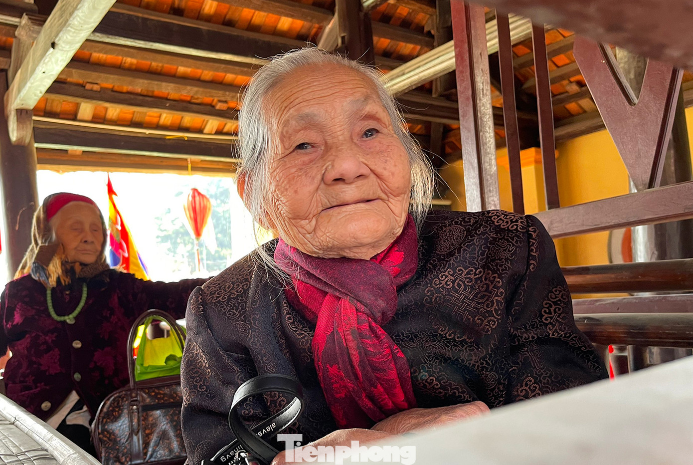 Bà Nguyễn Thị Dung (92 tuổi, làng Triều Khúc, Hà Nội) chăm chú xem lễ hội. Điệu múa được giữ đúng như trước kia, chỉ khác là các "cô gái" biết trang điểm hơn, trang phục màu sắc hơn, bà Dung chia sẻ.