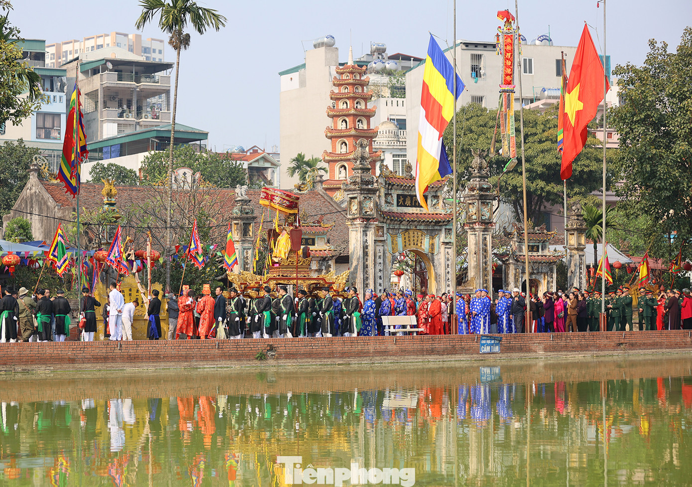 Kiệu vua Phùng Hưng được rước quanh ao làng Triều Khúc.