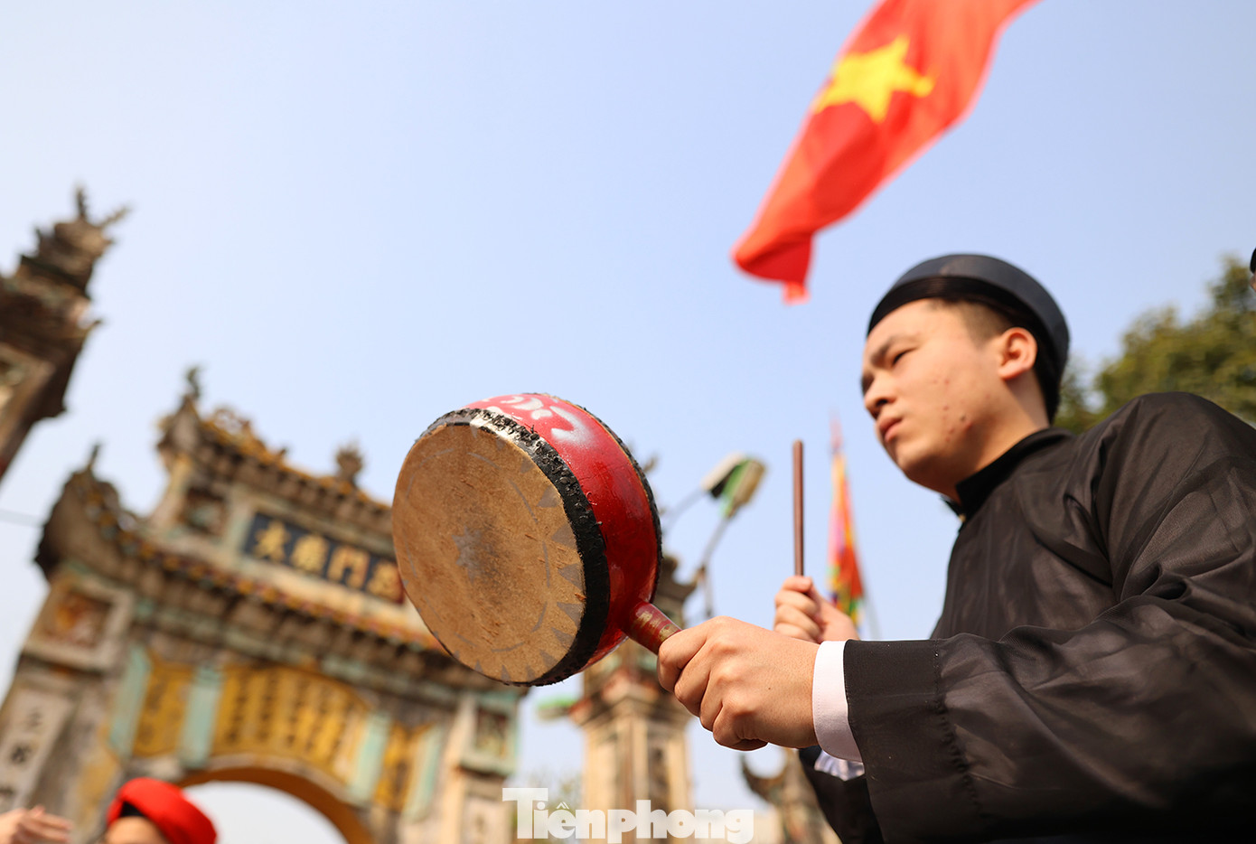 Tiếng trống rộn rã cùng với những điệu múa uyển chuyển nhẹ nhàng tạo nên không khí vui tươi.