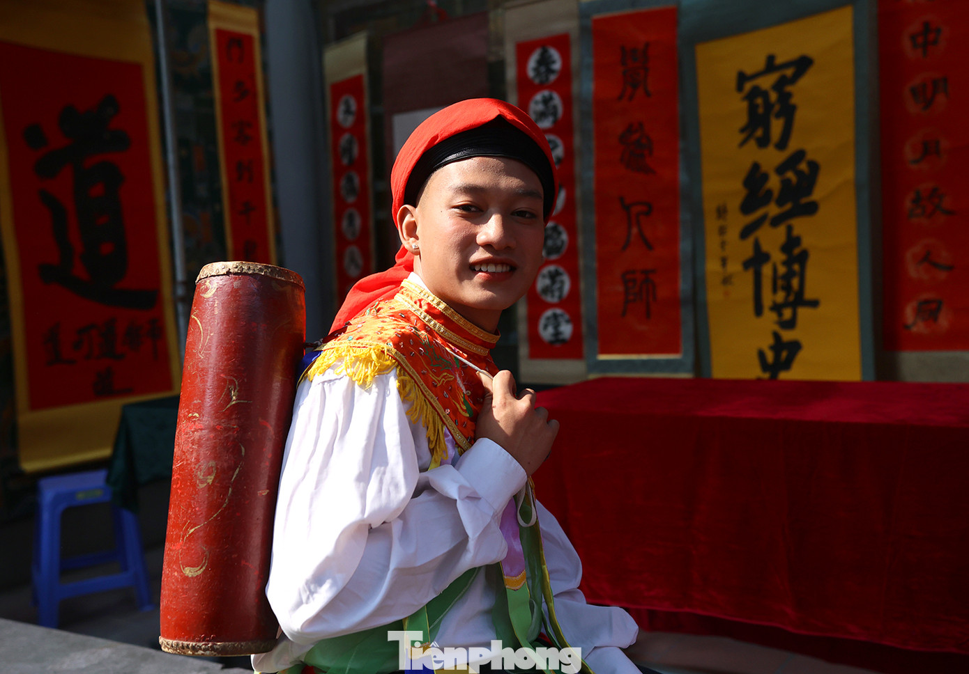 Hiếu (22 tuổi) mặt tô son thoa phấn, đầu chít khăn mỏ quạ, mặc áo mớ ba mớ bảy năm nào cũng tham gia lễ hội của làng.