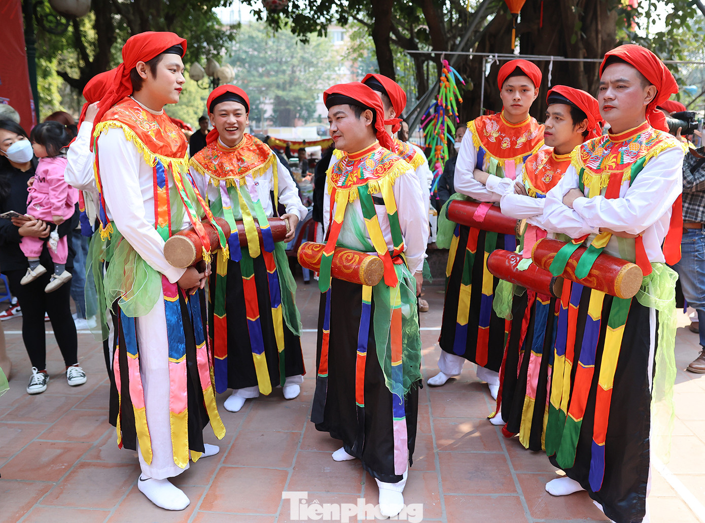 Những chàng trai làng Triều Khúc (huyện Thanh Trì, Hà Nội) trong trang phục váy áo sặc sỡ, má đỏ, môi hồng ở lễ hội truyền thống của làng.