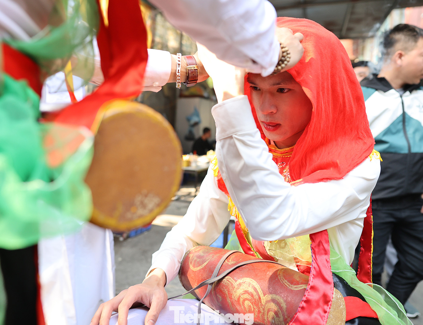 Các chàng trai tô son, đánh phấn, xinh như con gái sau khi trang điểm.