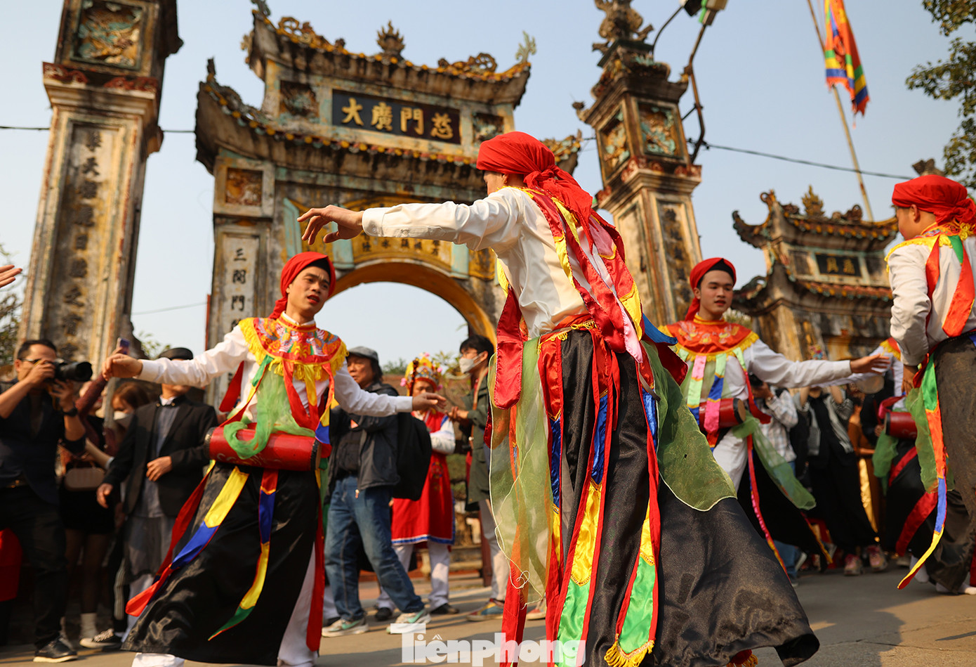 Trong mỗi lần hội làng Triều Khúc, ít nhất phải có 6 "cô gái" nhảy điệu múa bồng. Họ đều phải là trai tân chưa vợ, mặt mũi khôi ngô tuấn tú, tươi tắn, ngoan ngoãn, con nhà gia giáo.