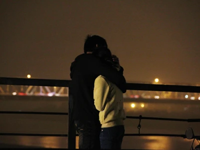 Đôi tình nhân bên cầu Ảnh: Hữu Cẩm