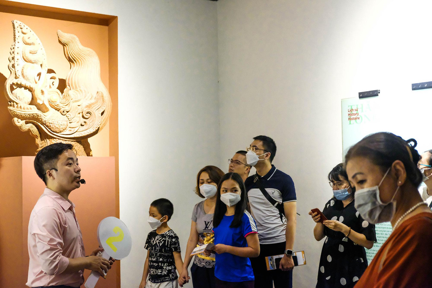 Du khách chăm chú lắng nghe thuyết minh về những cổ vật