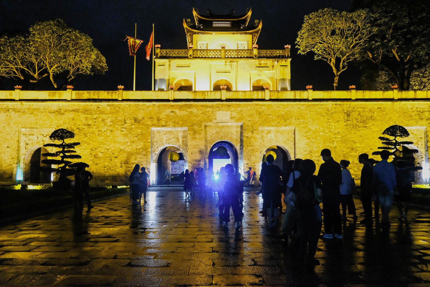 Khách tham quan chuẩn bị tham gia tour đêm tại Cổng Đoan Môn